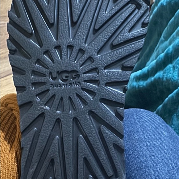 New UGG Youth 3 Black Classic Tall ll Boots 5229 Genuine Leather Sheepskin -$160 - Picture 9 of 10